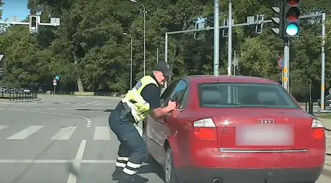 Погоня за пьяным водителем в Елгаве закончилась столбом. Осветительным. ВИДЕО