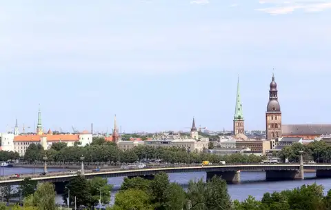 Rīgā sola salabot iesēdumu Akmens tilta ietves asfaltā