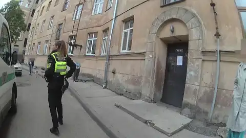 «Его никто не выгуливал»: сбежавшая семья «забыла» в съемной квартире на Саркандаугаве собаку