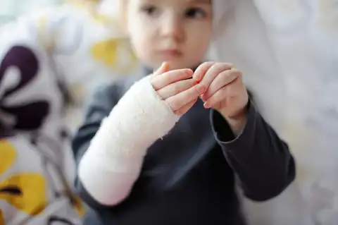 Няню, сломавшую руку годовалой девочке, отправили назад в Латвию на курсы по управлению гневом