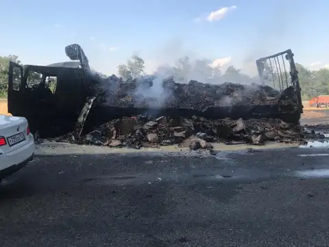 «Хоть пожарным то позвонили?» Вопрос после просмотра видео горящего грузовика под Крустпилсом