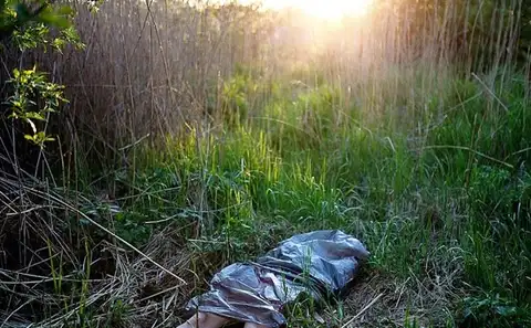 Пенсионерка отнесла труп дочери в кусты и заявила о нехватке денег на похороны