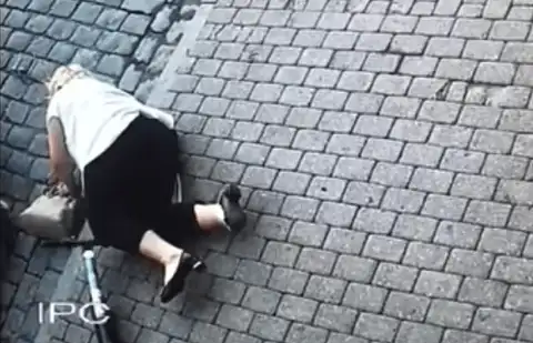 Тротуар — для пешеходов: пенсионерку в центре Риги сбил электросамокат. ВИДЕО