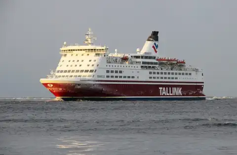 За борт парома Tallink упал человек: выяснилось только в порту