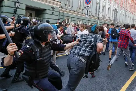 Бьют в Москве, отдаётся в Риге: чему учат Латвию разгоны протестов в России