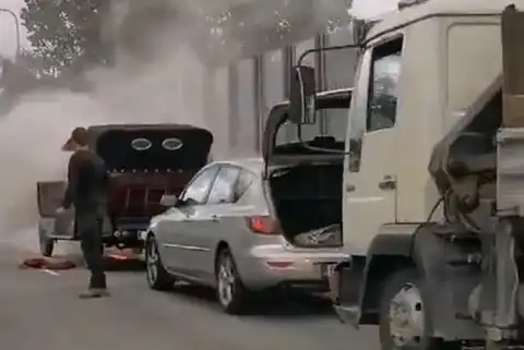 Такая редкая машина! В Пардаугаве сгорел ретро-автомобиль. ВИДЕО
