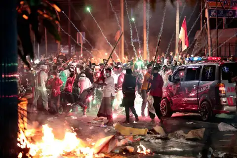 Индонезия: 125 человек погибли в результате давки на стадионе. Зрители обвиняют полицию в насилии