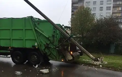 В Риге машина для сбора мусора сбила фонарный столб. ФОТО
