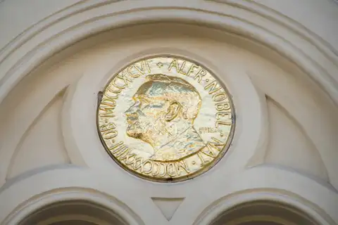 Почему одни страны богатые, а другие бедные? За ответ на этот вопрос получена Нобелевская премия