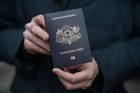 Взяла гражданство РФ из-за пенсии — как восстановить статус негражданина ЛР?