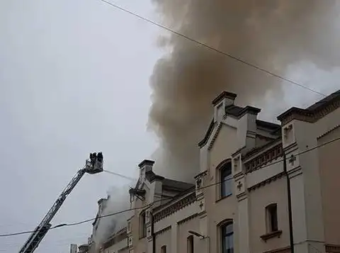 Пожарным удалось локализовать пожар в здании на Центральном рынке (дополнено фото)