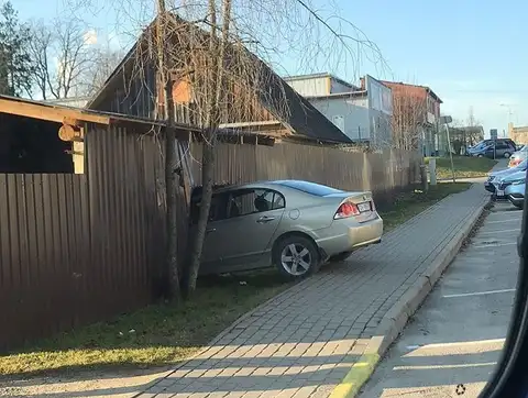 Педали перепутала: в Балви легковушка застряла в заборе. ФОТО