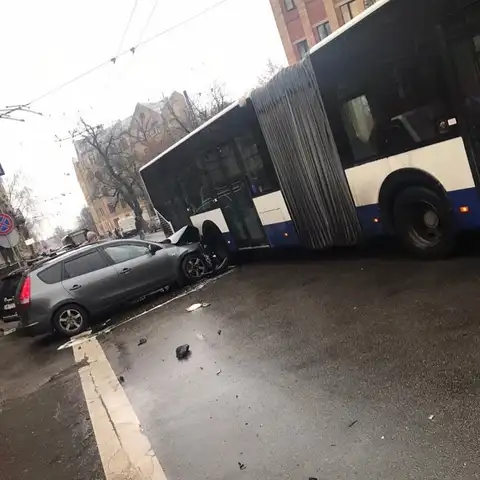 В центре Риги автомобиль врезался в автобус. ФОТО