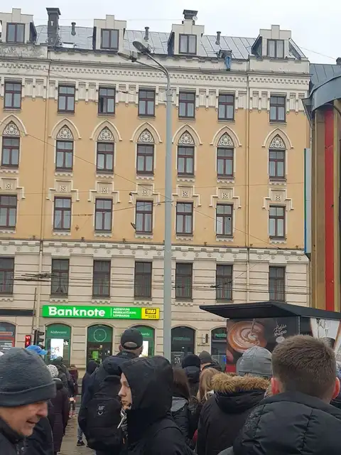 «Сilvēks uz jumta!»: Rīgas centrā uz laiku slēgta satiksme Marijas ielas posmā no Dzirnavu ielas līdz Merķeļa ielai