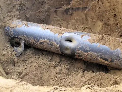В Валмиере во время землеройных работ поврежден газопровод; произошла утечка газа