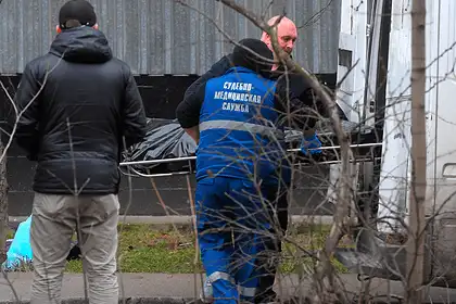 Женщина с двумя детьми выпала из окна в Москве