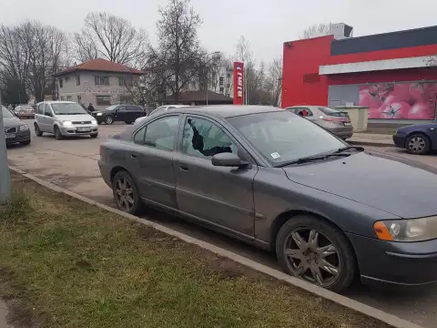 Это был ужас: неизвестные выбили стекла в семи авто на стоянке возле супермаркета