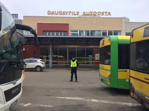 Эвакуация на Даугавпилсском автовокзале: неизвестные сообщили о заложенной бомбе