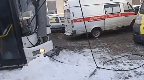 Под российским Саратовом разбился пассажирский автобус: 20 пострадавших, в том числе дети. ВИДЕО