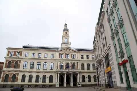 Rīgas domnieki atbalsta atalgojuma palielināšanu pašvaldībā ievēlētajām amatpersonām