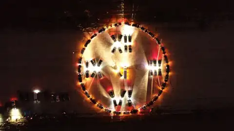 Любители автомобилей марки Mercedes-Benz поздравили жителей Латвии с наступающим 2020 годом (видео)