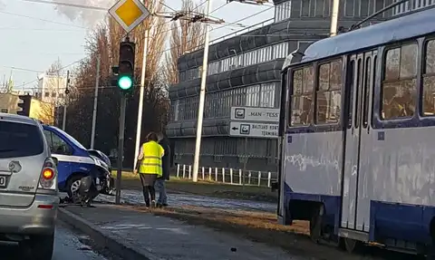 ДТП в Саркандаугаве: столкнулись трамвай и бусик СГД