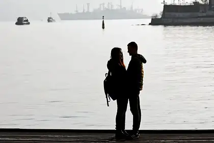 Turiet sevi rokās! Pieņemti likuma grozījumi par seksuālu uzmākšanos