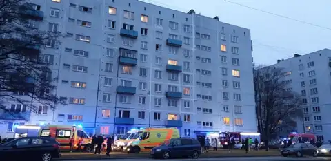 Imantā no degošas daudzstāvu dzīvojamās ēkas izglābti desmit cilvēki un vēl 20 evakuēti