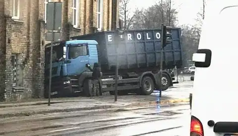 ДТП на Саркандаугаве: грузовая машина врезалась в стену жилого дома