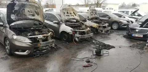 Rīgā automašīnu pārdošanas laukumā aizvadītajā naktī dedzis 21 spēkrats
