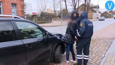 В Екабпилсе женщина угрожала поджечь себя у здания, где выдают «быстрые кредиты»