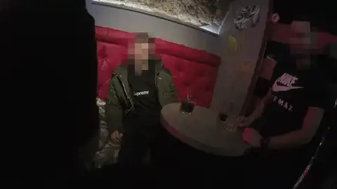 Ворвался в бар размахивая оружием: в Старой Риге задержали пьяного мужчину