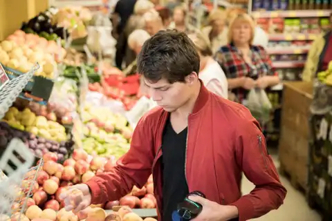 «Maxima Latvija»: Vīrieši arvien vairāk savos pirkumos iekļauj svaigus augļus, dārzeņus, ūdeni un dažādus gaļas produktus