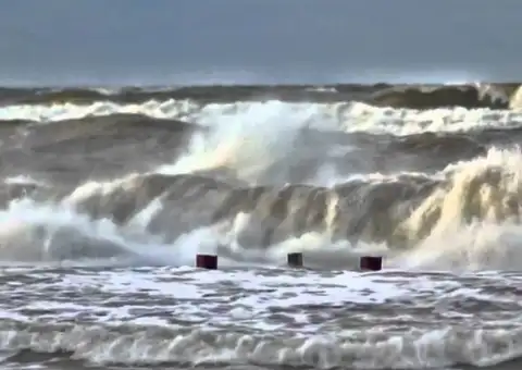 Сегодня ночью удалось достать из моря конец поврежденного кабеля