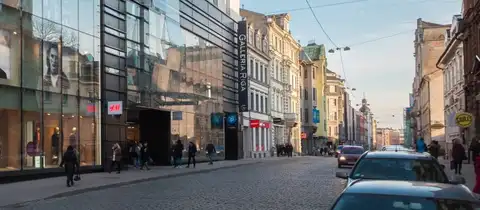 ЧП в Galleria Riga: с пятого этажа торгового центра упал человек