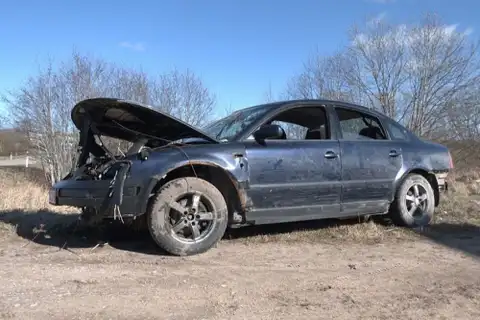 Запертые в тонущей машине: ДТП под Пуре
