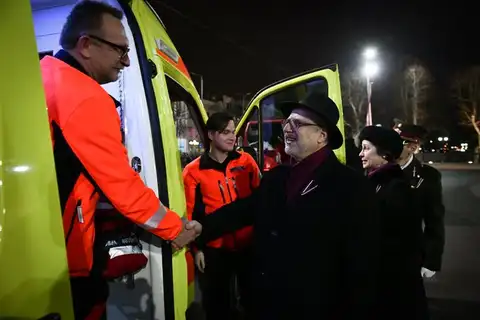 Пожал руку: Левитс нарушил социальную дистанцию