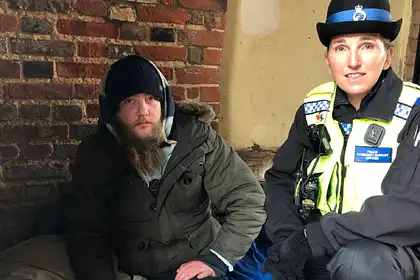 Бездомный поймал в спальный мешок выброшенного из окна горящего дома ребенка