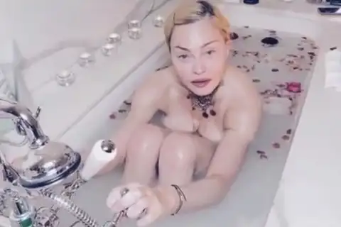 61-летняя голая Мадонна рассказала о коронавирусе из ванной (видео)
