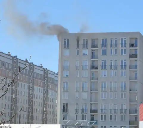 Pļavniekos ugunsgrēka dēļ no daudzstāvu dzīvojamās mājas evakuēti 30 cilvēki