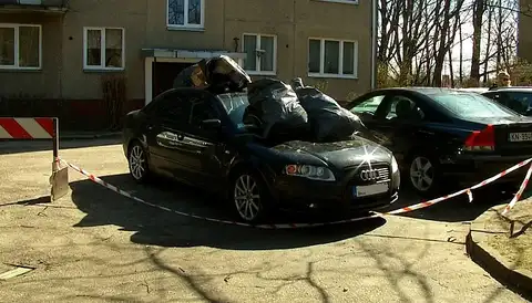 Вся машина завалена мусором: на Югле отомстили за парковку