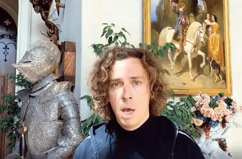 Мистер Икс или Бэтмен? Максим Галкин исполнил гимн самоизоляции. ВИДЕО