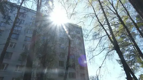 «Он уже давно говорил — дайте мне пистолет»: в Юрмале с шестого этажа выбросился мужчина