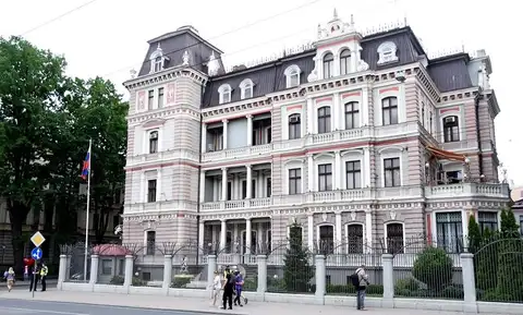 Krievijas vēstniecība sola nekavējošus atbildes soļus saistībā ar tās diplomātu izraidīšanu no Latvijas
