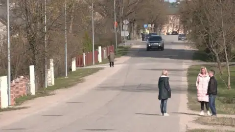 «У ребенка шок»: в Цесисе водитель сбил собачку на глазах у детей