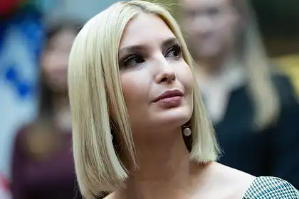 Шторка для ванны? В сети высмеяли платье дочери Трампа 