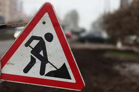 Vecrīgā būvniekiem izlijuši četri kubikmetri betona