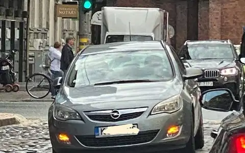 Bedrē Ģertrūdes ielā ielūzis vēl viens auto