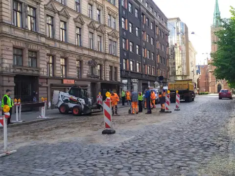 В центре Риги провалилась машина: брусчатка восстановлена (ФОТО)