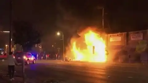 В Калифорнии «протестующие» мародёры угнали из автосалона более 70 элитных машин